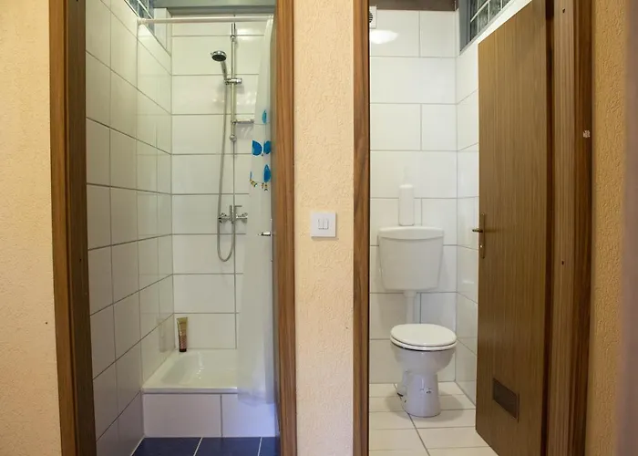 Einladene Fremdenzimmer mit Außengastronomie