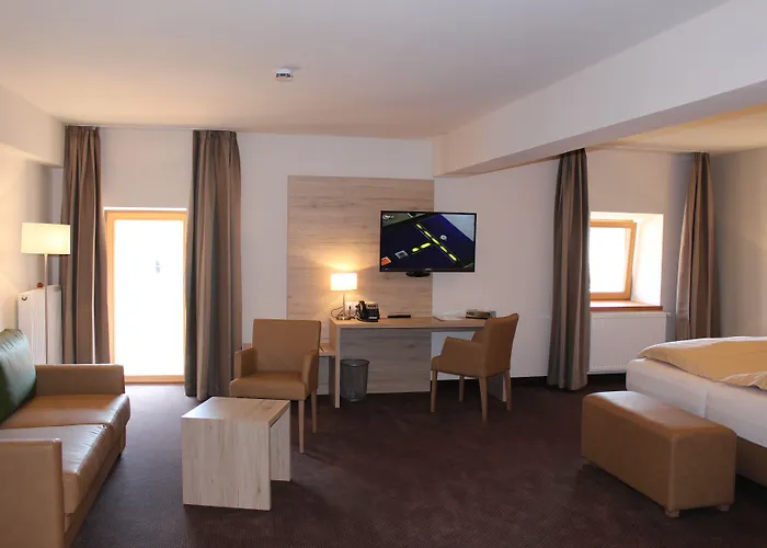 SPIEGLHOF apart